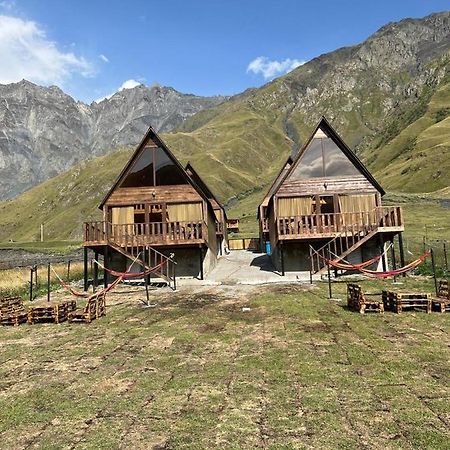 Kazbegi 4 Side Cottages ภายนอก รูปภาพ